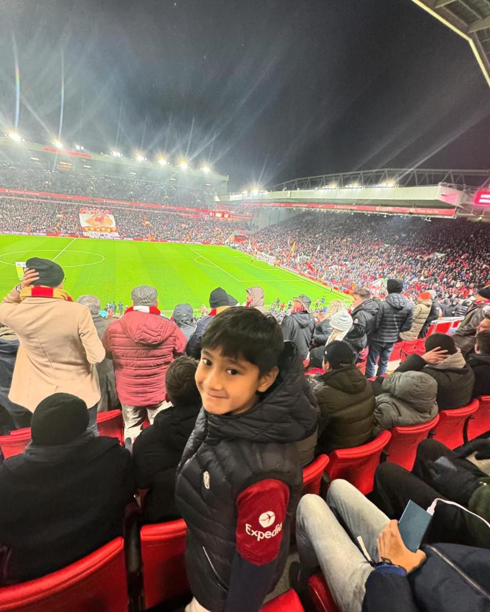 Raffi dan Rafathar nonton Liverpool (Instagram.com/raffinagita1717)