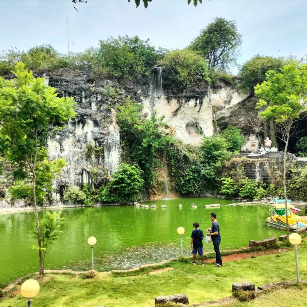 potret air terjun dan telaga di kawasan Wisata Setigi, Gresik (instagram.com/rizki_0683)