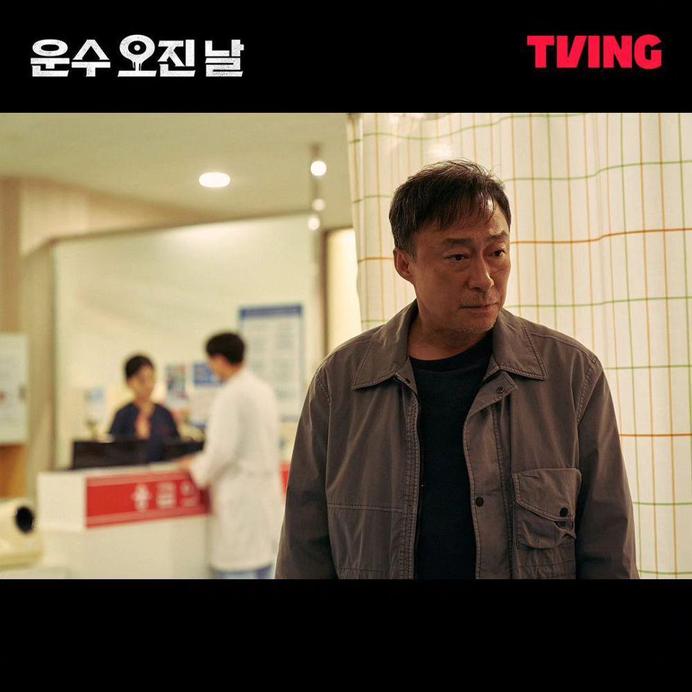 Lee Sung Min di drakor A Bloody Lucky Day (instagram.com/tving.official)