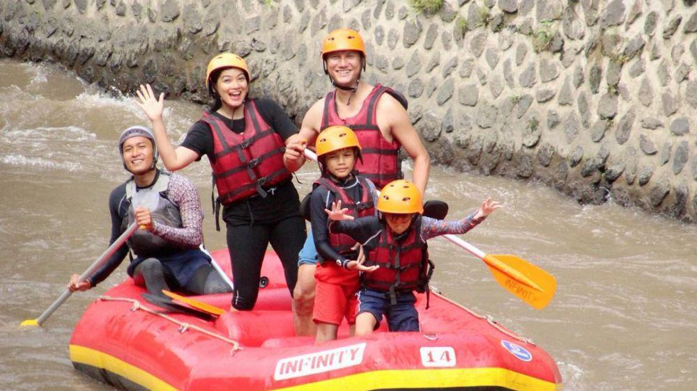 7 Potret Liburan Akhir Tahun Titi Kamal dan Keluarga, Main Arung Jeram
