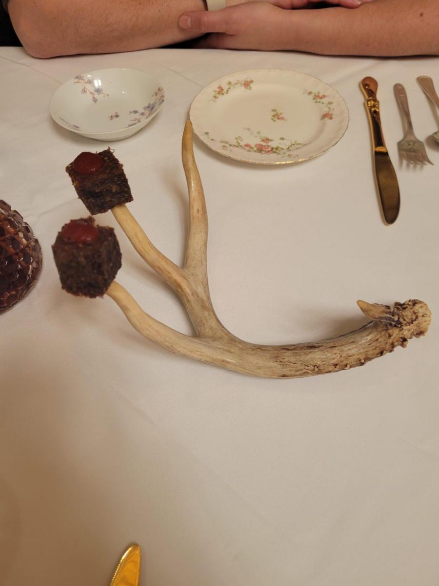 potret penyajian nyentrik menggunakan tanduk (reddit.com/r/WeWantPlates)