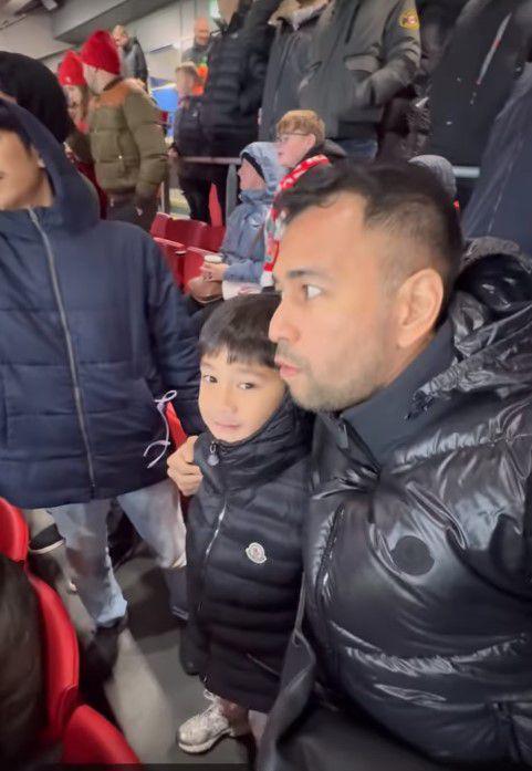Raffi dan Rafathar nonton Liverpool (Instagram.com/raffinagita1717)