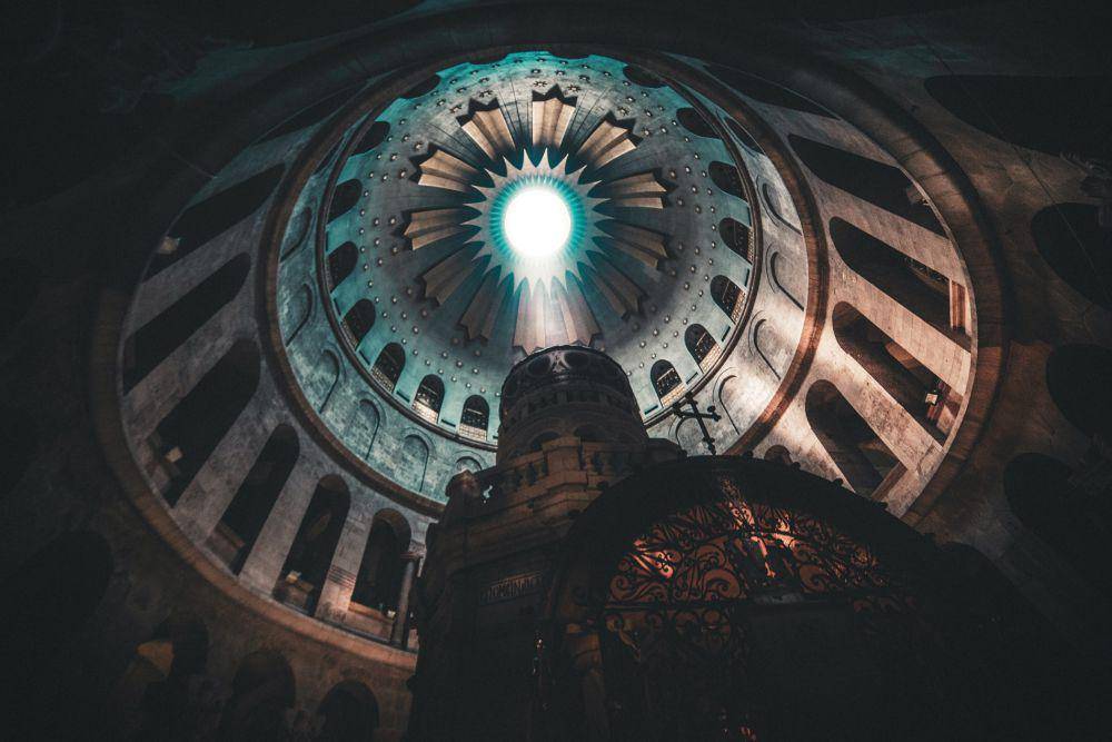 bangunan rotunda (kubah) Kebangkitan di atas Kapel Aedicule yang berisi batu malaikat dan makam tempat Yesus dibaringkan setelah wafat hingga kebangkitan-Nya (unsplash.com/David Rodrigo)