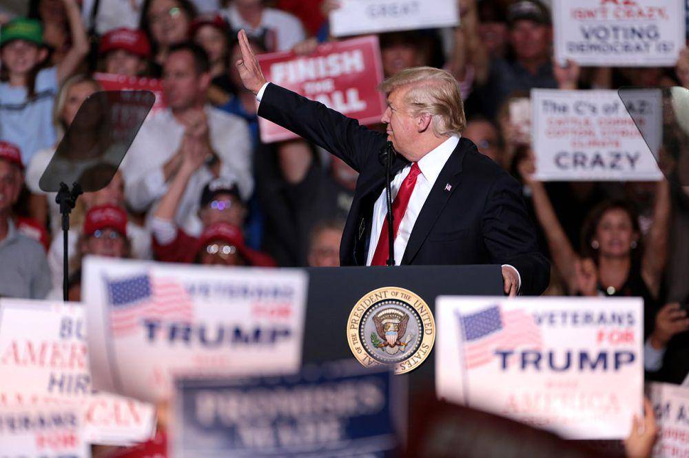 Presiden Amerika Serikat, Donald Trump, berbicara dengan para pendukungnya pada rapat umum kampanye Make America Great Again di International Air Response Hangar, Bandara Phoenix-Mesa Gateway, Mesa, Arizona. (commons.wikimedia.org/Gage Skidmore)