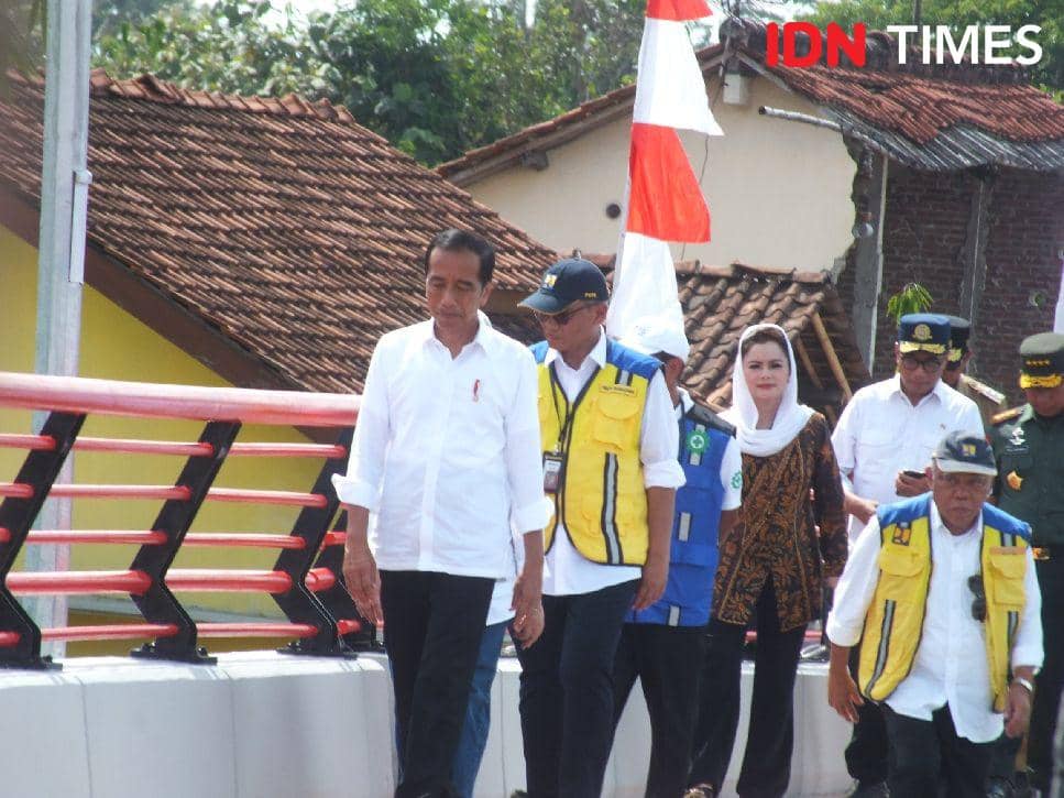Presiden Jokowi saat melintasi jembatan Margasana sepanjang 153 Meter, Selasa (2/1/2024).(IDN Times/Cokie Sutrisno).