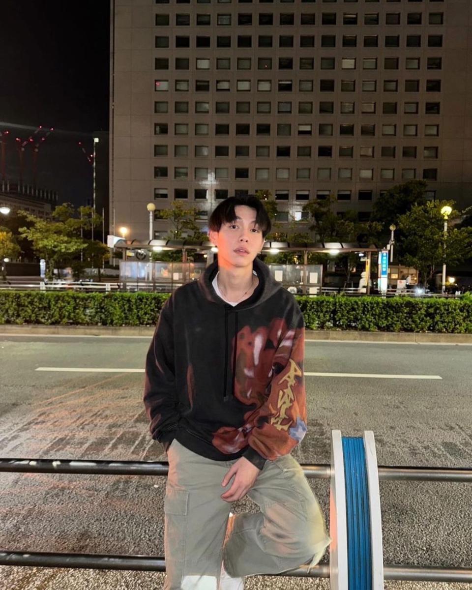 Ide OOTD celana kargo ala First Kanaphan (instagram.com/first.kp)