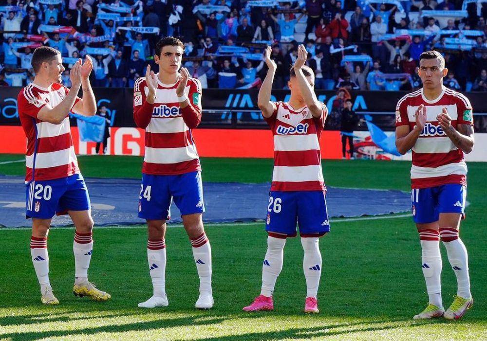 Pemain Granada saat menyapa pendukungnya. (instagram.com/granadacf)