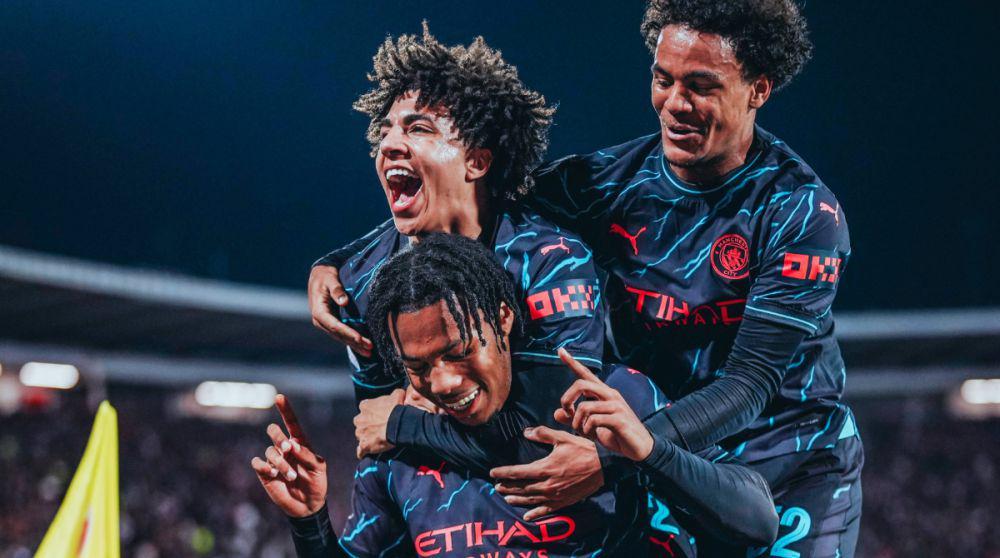 Micah Hamilton (bawah), Rico Lewis (tengah), dan Oscar Bobb (belakang) saat merayakan gol di laga melawan Red Star Belgrade pada Liga Champiosn Eropa 2023/2024. (twitter.com/ManCity)