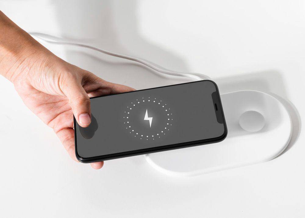wireless charging (freepik.com/rawpixel-com)