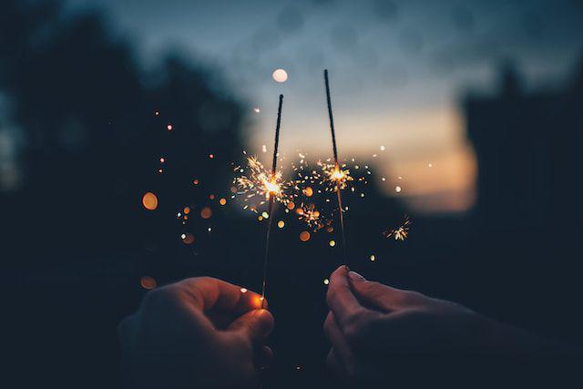 ilustrasi perayaan tahun baru (unsplash.com/Ian Schneider)