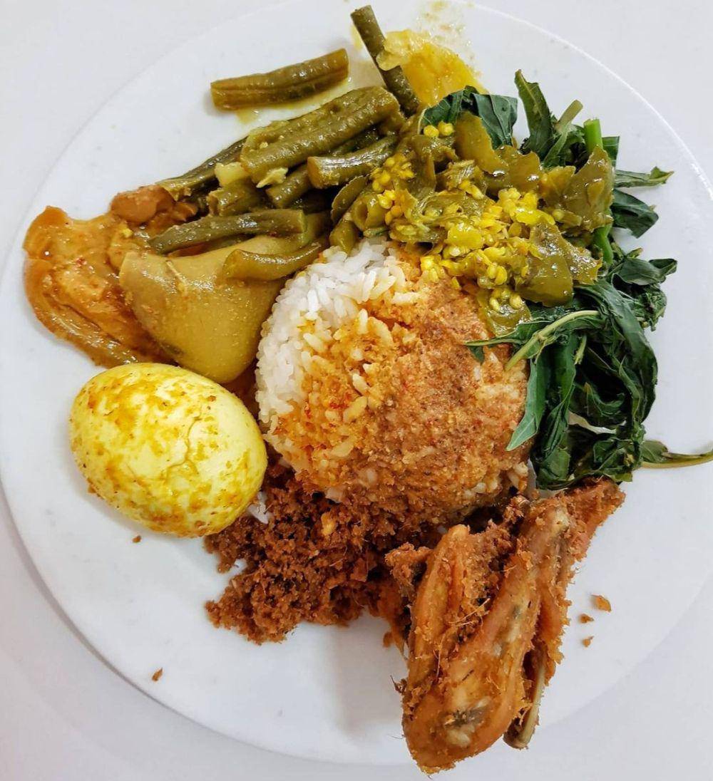 RM Padang Bundo Sati, Surabaya (instagram.com/keluargamicyinnn)