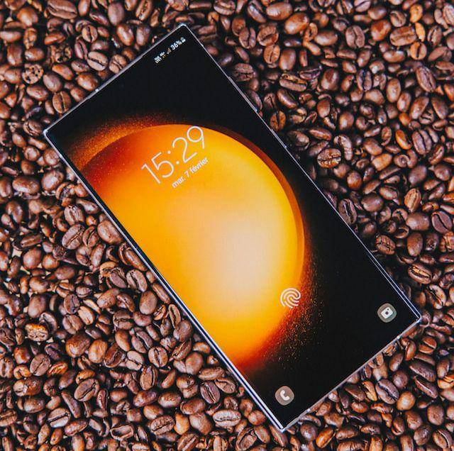 Samsung Galaxy S23 dengan Dynamic AMOLED (unsplash.com/@blvckmvn_)