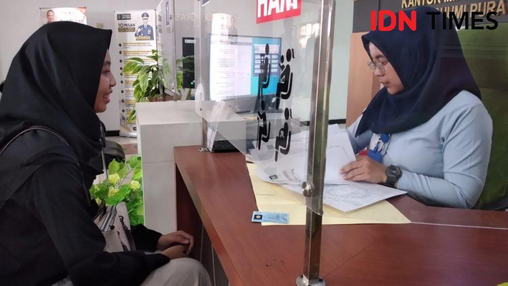 Pemohon paspor di Kantor Imigrasi Kelas II Non TPI Madiun meningkat. IDN Times/ Riyanto