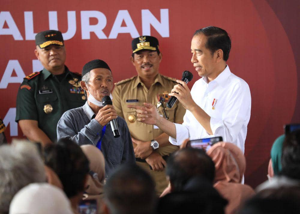 Seorang warga Gumilir saat berbincang dengan Presiden Jokowi. (IDN Times/Dok Humas Pemprov Jateng (