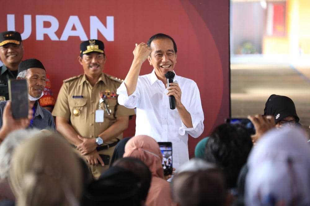 Pj Gubernur Jateng Nana Sudjana mendampingi Jokowi di Cilacap. (IDN Times/Dok Humas Pemprov Jateng)