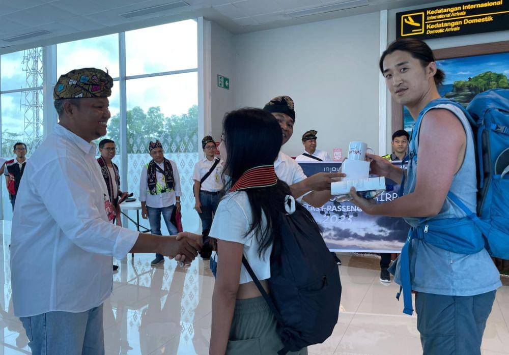 Penyambutan penumpang perdana tahun 2024 di Bandara Lombok, Senin (1/1/2023). (dok. Bandara Lombok)