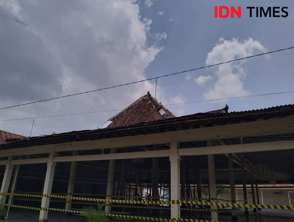 Potret Kerusakan Sasana Mulyo Keraton Solo, Bangunan Diganjal Bambu