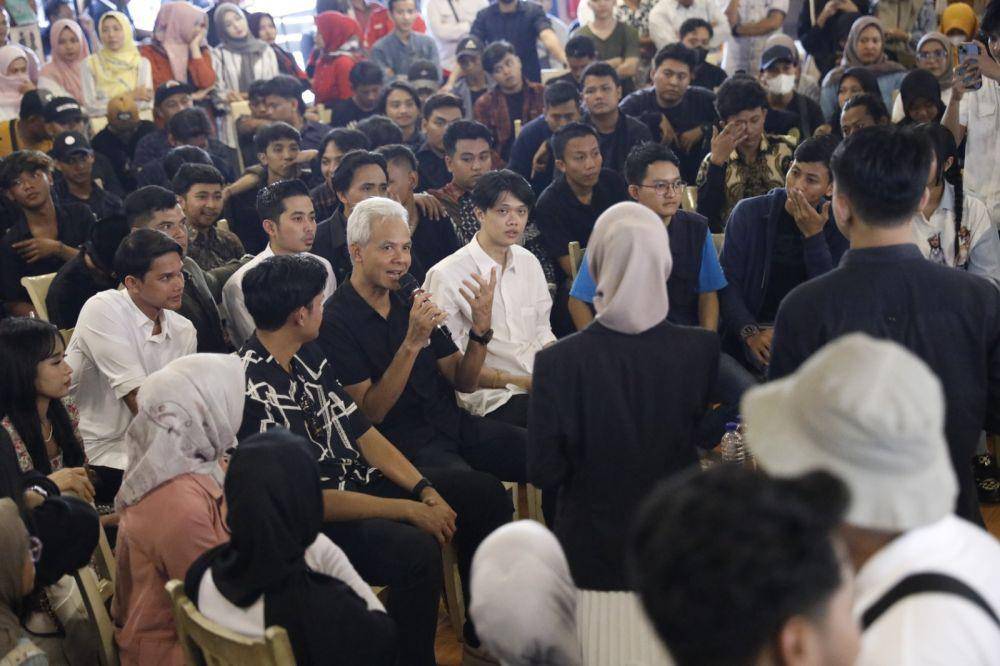 Ganjar Pranowo bertemu dengan sejumlah pemuda di Jepara, Jawa Tengah, pada Selasa (2/1/2024) (IDN Times/Istimewa)