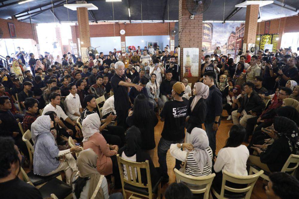 Ganjar Pranowo bertemu dengan sejumlah pemuda di Jepara, Jawa Tengah, pada Selasa (2/1/2024) (IDN Times/Istimewa)
