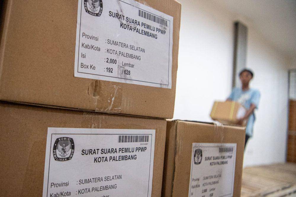 Penerimaan Kotak suara digudang milik KPU Palembang. ANTARA FOT/Nova Wahyudi