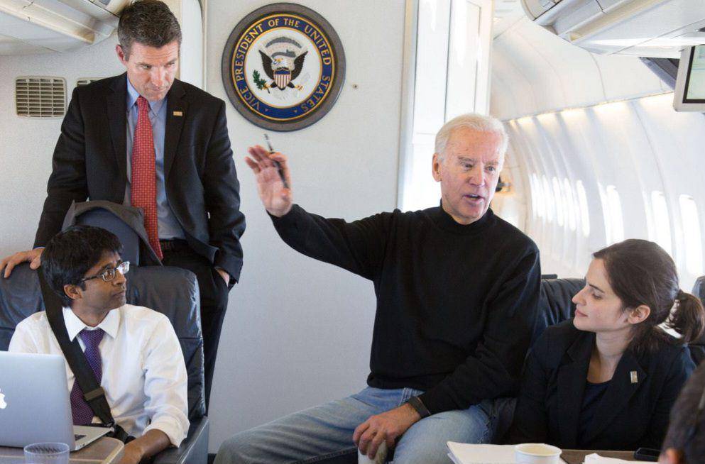 Wakil Presiden Joe Biden berbicara dengan staf kepresidenan di atas Air Force Two pada 24 Januari 2015. (commons.wikimedia.org/David Lienemann)