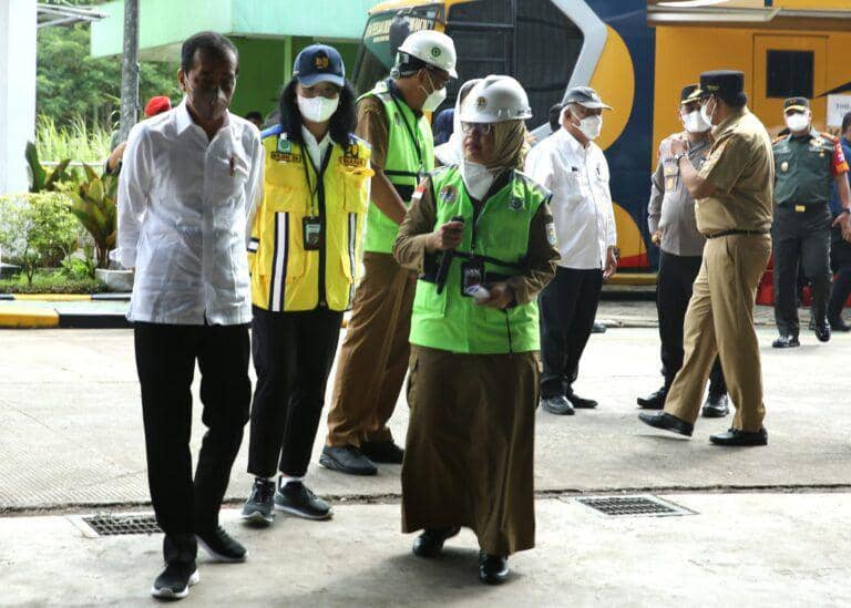 Presiden Jokowi saat meninjau tempat pengolahan sampah di Cilacap, Selasa (2/1/2024).(IDN Times/Foto : Pemkab Cilacap).