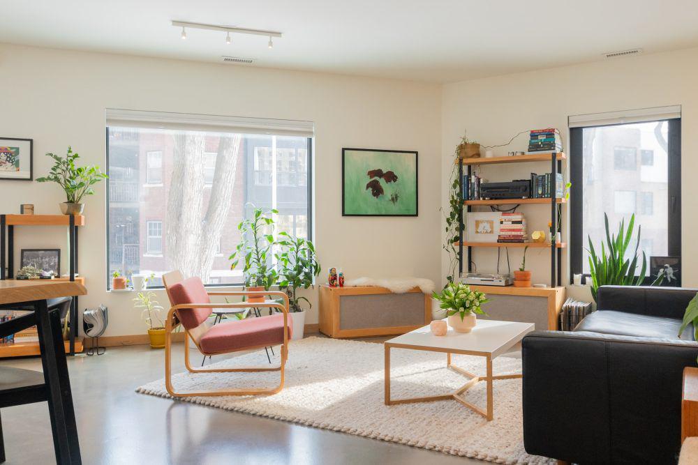 11 Inspirasi Penyimpanan di Living Room, Yuk Menghemat Ruang!