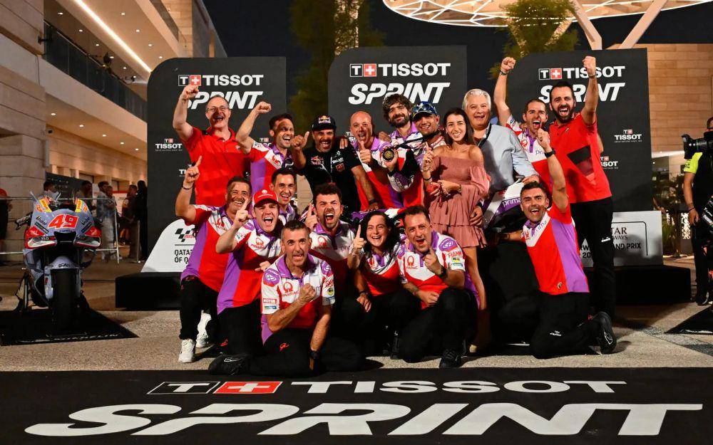 Jorge Martin berfoto bersama kru Pramac Racing selepas sprint race GP Qatar 2023. (motogp.com)