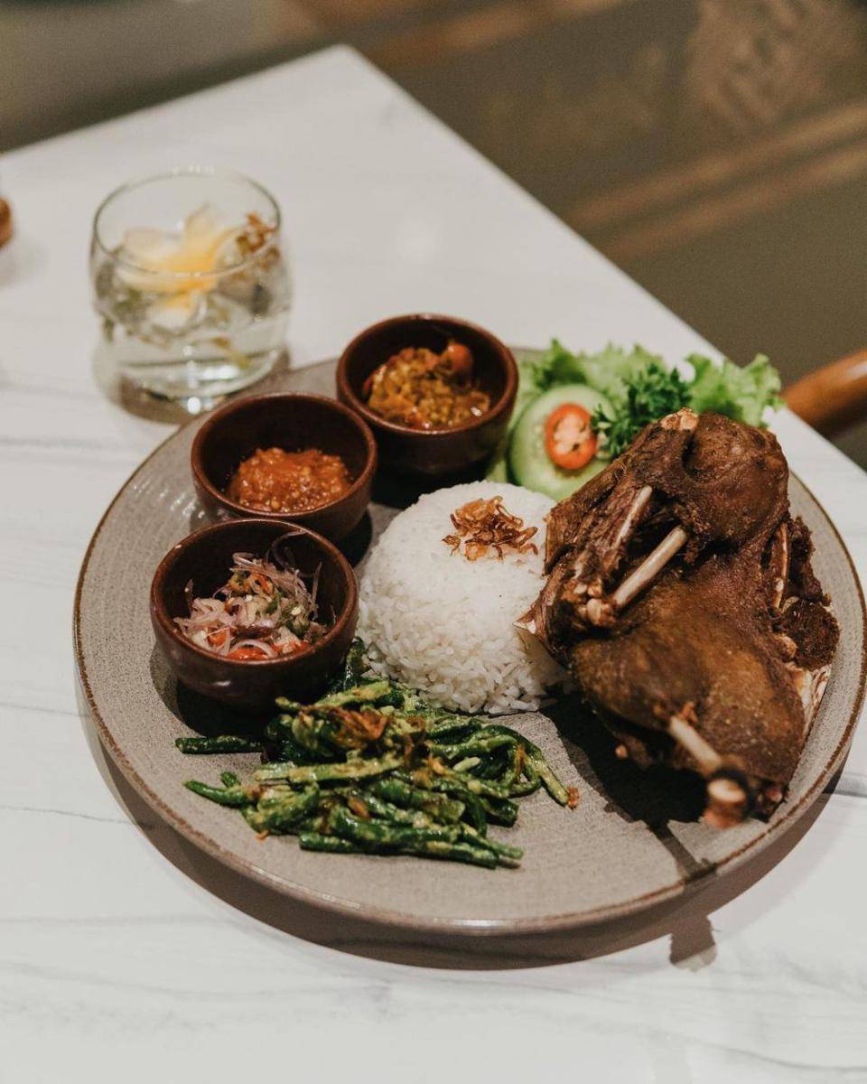 Sajian nasi campur bebek di Bebek Tepi Sawah. (Instagram.com/bebektepisawahsignature)