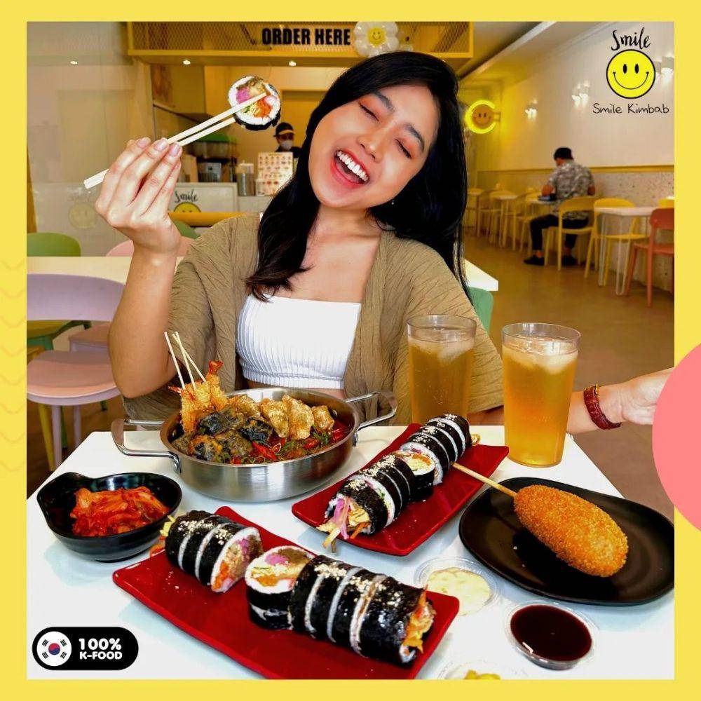 Sajian makanan di Smile Kimbab. (Instagram.com/smilekimbab.id)