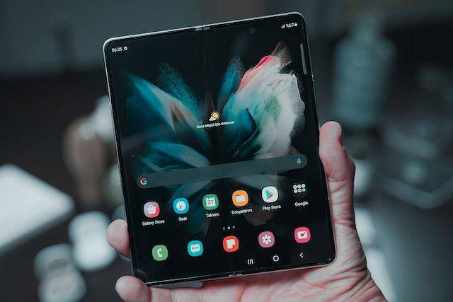 Samsung Galaxy Fold (unsplash.com/@onurbinay)