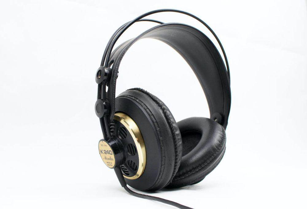 sebuah headphone (pexels.com/Alex Kinkate)