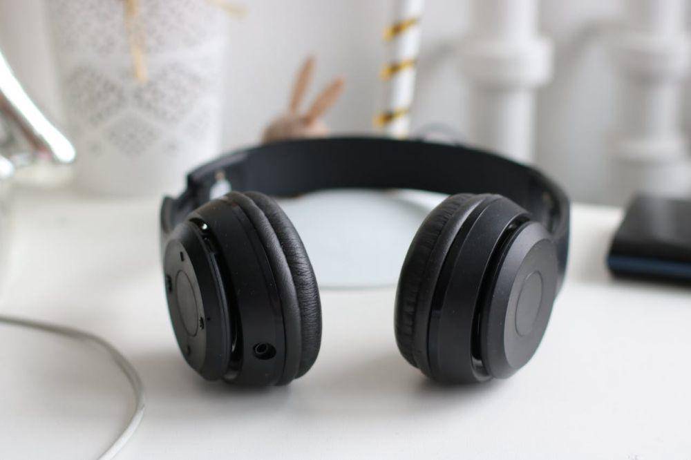 headphone wireless (pexels.com/Dzenina Lukac)