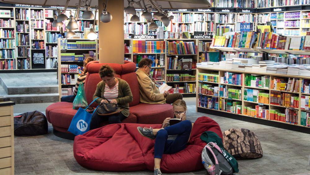 ilustrasi membaca buku di perpustakaan (pexels.com/Pixabay)