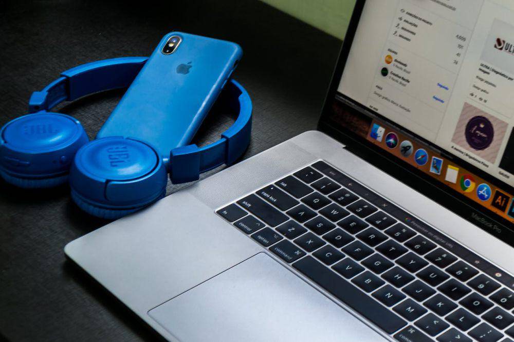 perangkat gadget di atas meja (pexels.com/thiago japyassu)