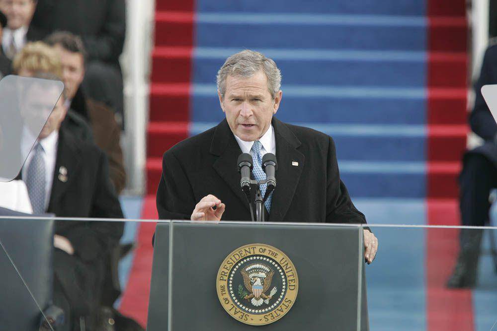 Presiden George W Bush menyampaikan pidato pengukuhannya pada Kamis, 20 Januari 2005 di tangga US Capitol, Washington, D.C. (commons.wikimedia.org/Paul Morse)