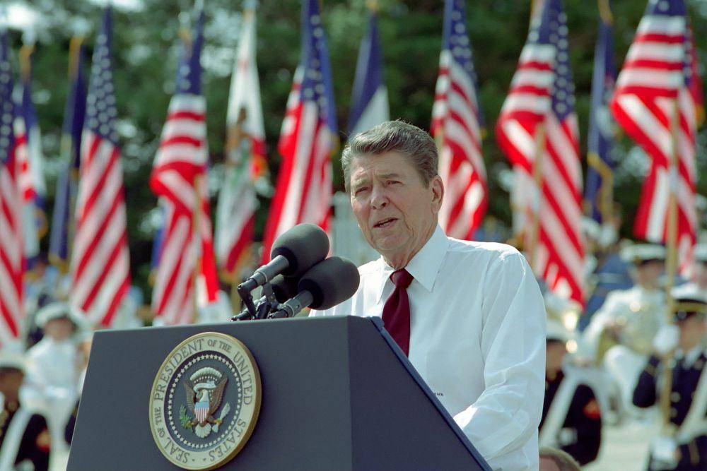 Presiden Ronald Reagan berpidato tentang Undang-Undang Hak Ekonomi dalam The Star Spangled Salute to America di The Jefferson Memorial, Washington, D.C., 3 Juli 1987. (commons.wikimedia.org/Reagan White House Photographs)