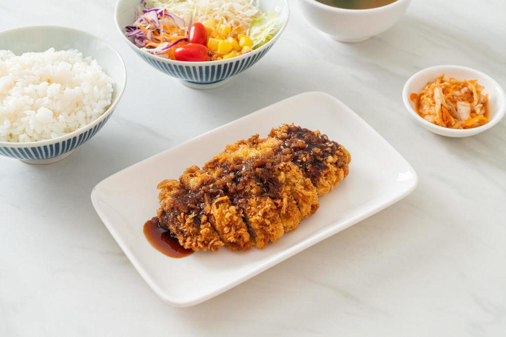 ilustrasi chicken katsu (vecteezy.com/Natthapon Ngamnithiporn)