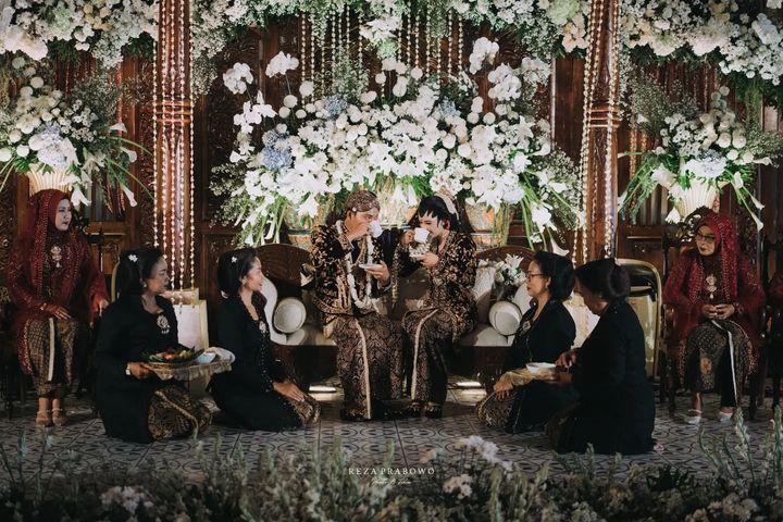 10 Dekorasi Resepsi Nikahan Adat Termewah 2023, bak Bangsawan!
