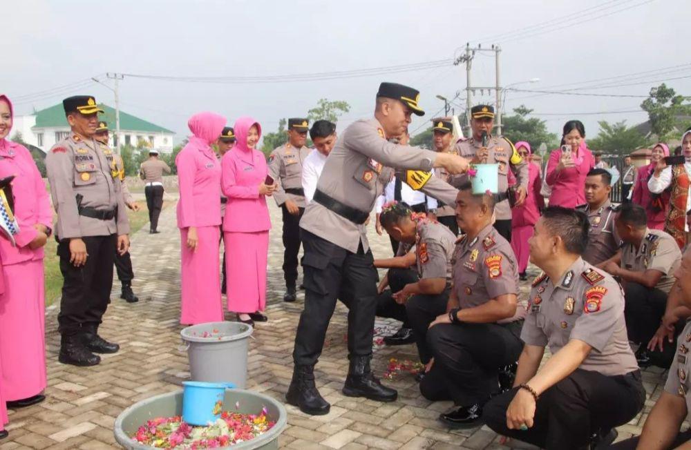 Tradisi Unik Polres Pringsewu Lantik Personel Naik Pangkat