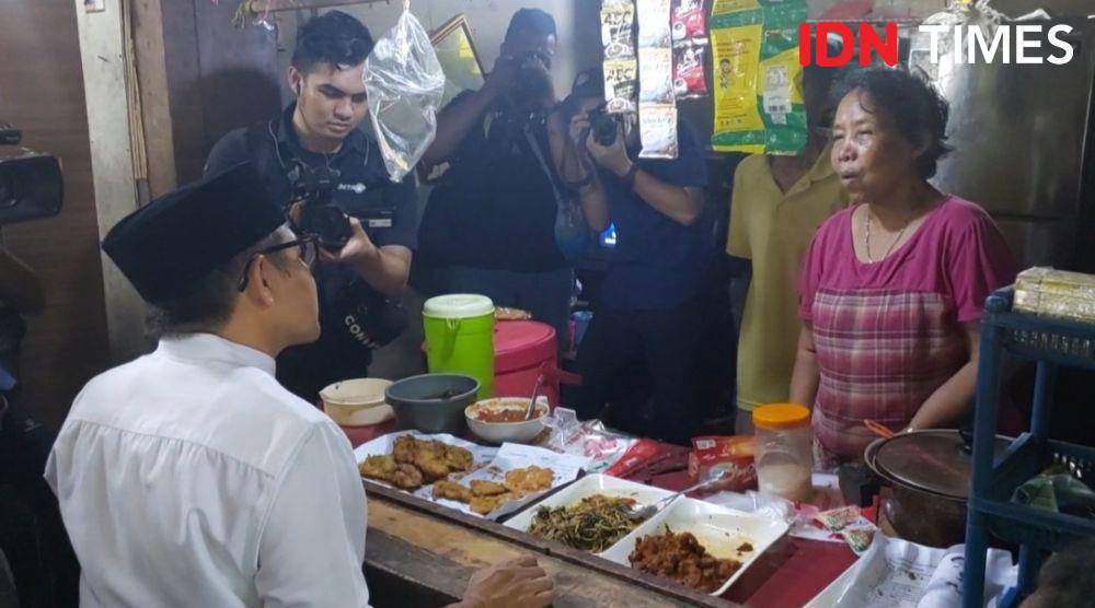 Cak Imin ketika berbincang dengan perempuan pemilik warung di Kampung Nelayan, Jakarta Utara. (IDN Times/Santi Dewi)