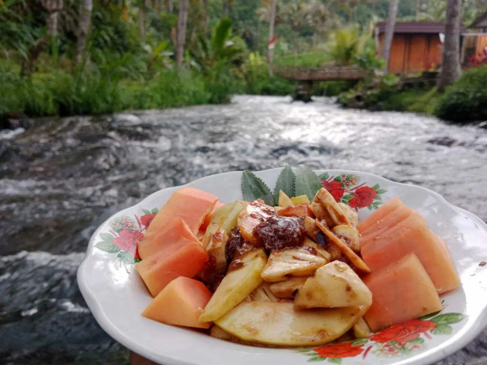 Istirahat sambil menikmati sajian di Telaga Surya Natural Pool (Instagram.com/@telagasurya_)