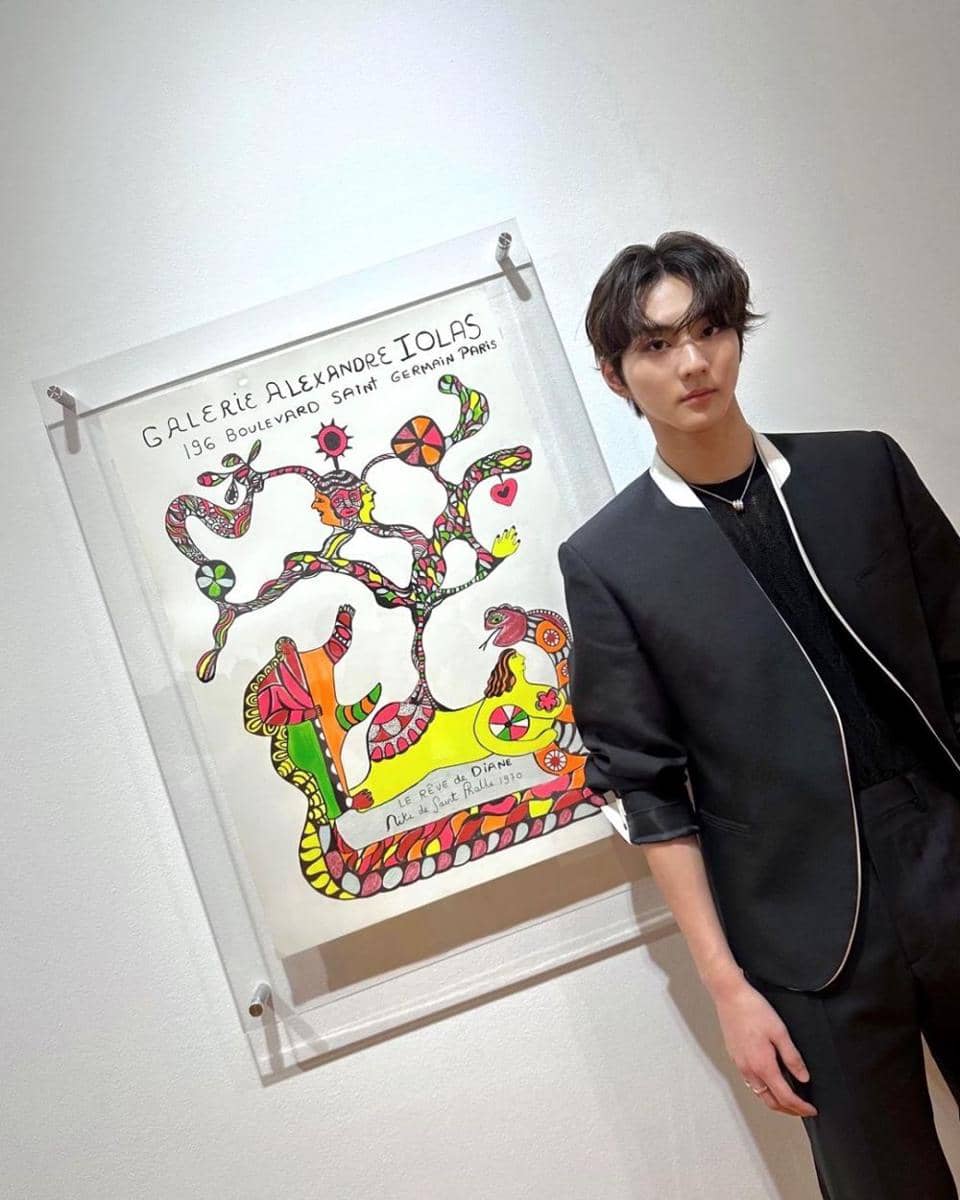 atasan hitam ala Jungwon ENHYPEN (instagram.com/enhypen)