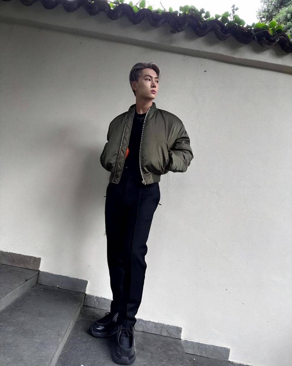 atasan hitam ala Jay ENHYPEN (instagram.com/enhypen)