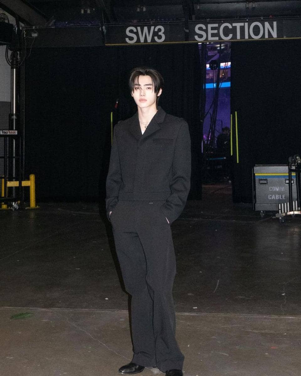atasan hitam ala Sunghoon ENHYPEN (instagram.com/enhypen)