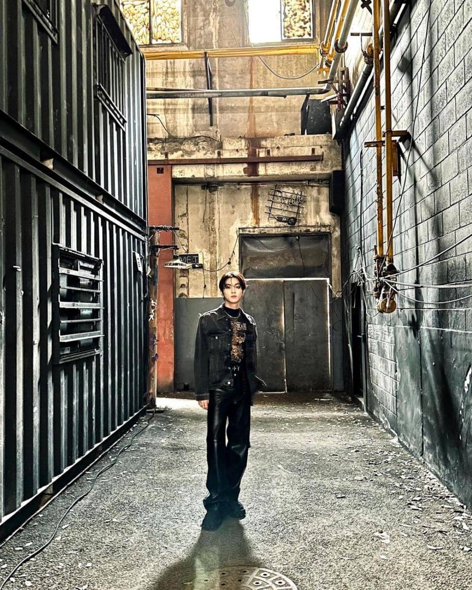atasan hitam ala Jungwon ENHYPEN (instagram.com/enhypen)