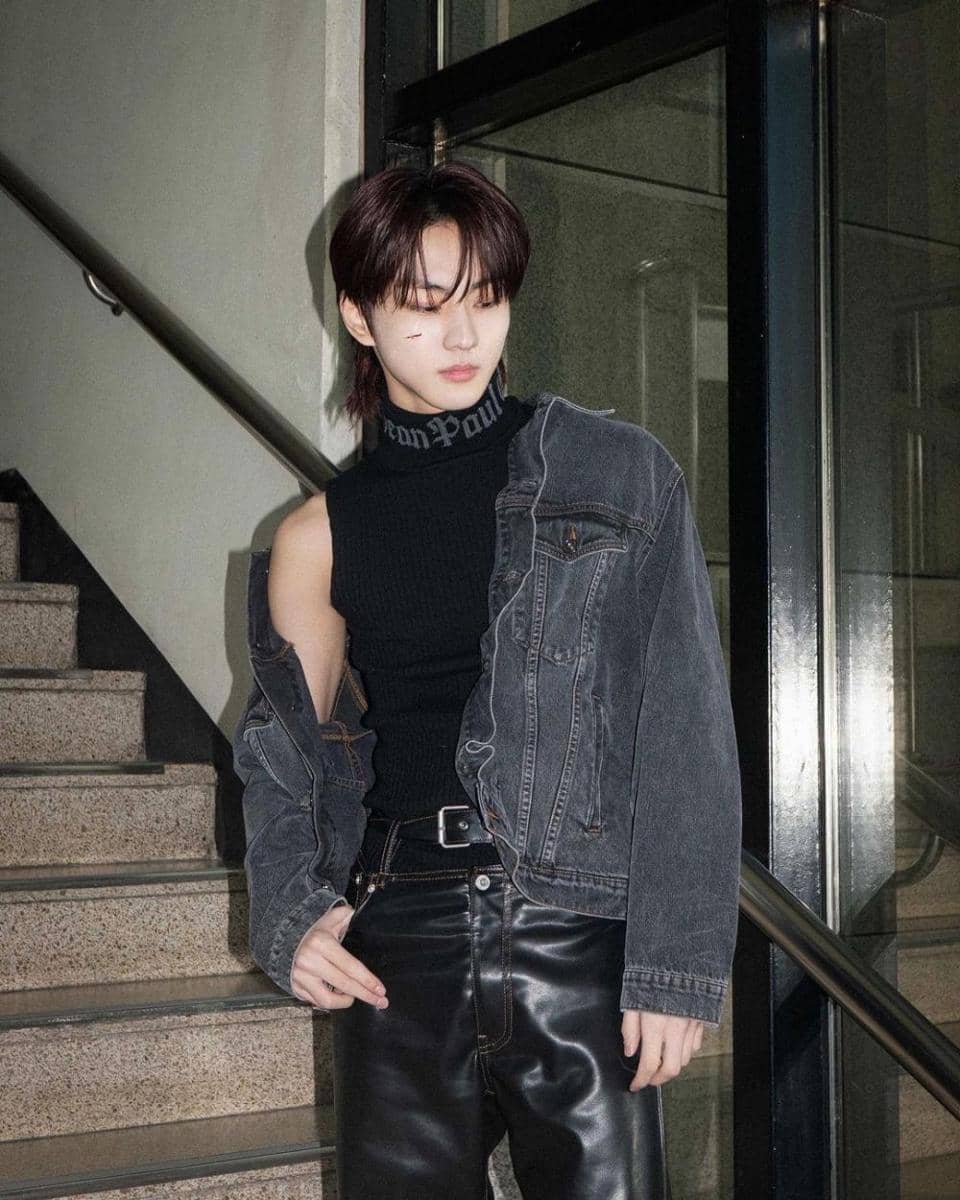 atasan hitam ala Jungwon ENHYPEN (instagram.com/enhypen)