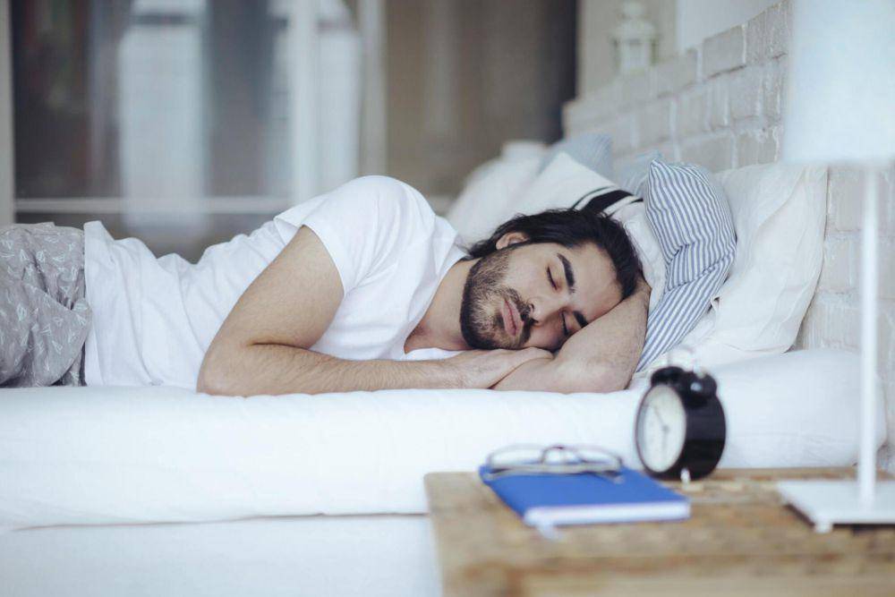 ilustrasi pria sedang tidur (istockphoto.com/Eva-Katalin)
