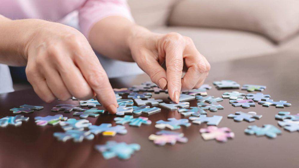 ilustrasi puzzle kenangan (istockphoto.com/Prostock-Studio)