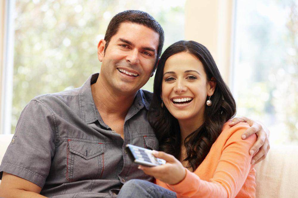 ilustrasi pasangan menonton film favorit bersama (istockphoto.com/monkeybusinessimages)